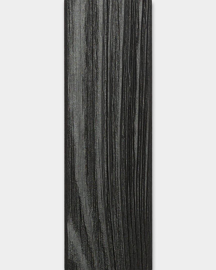 Panneau de façade Aluwood Black Lamella de WoodUpp (240 x 4 x 1,8 cm) avec finition texturée, conçu pour habiller les angles des murs extérieurs.